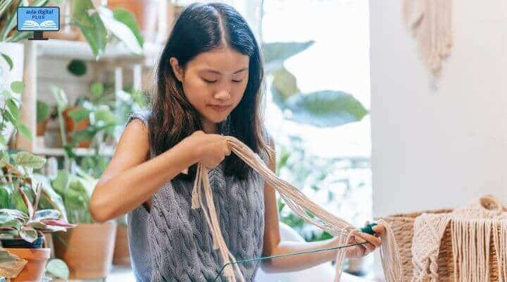 Mujer tejiendo a Crochet